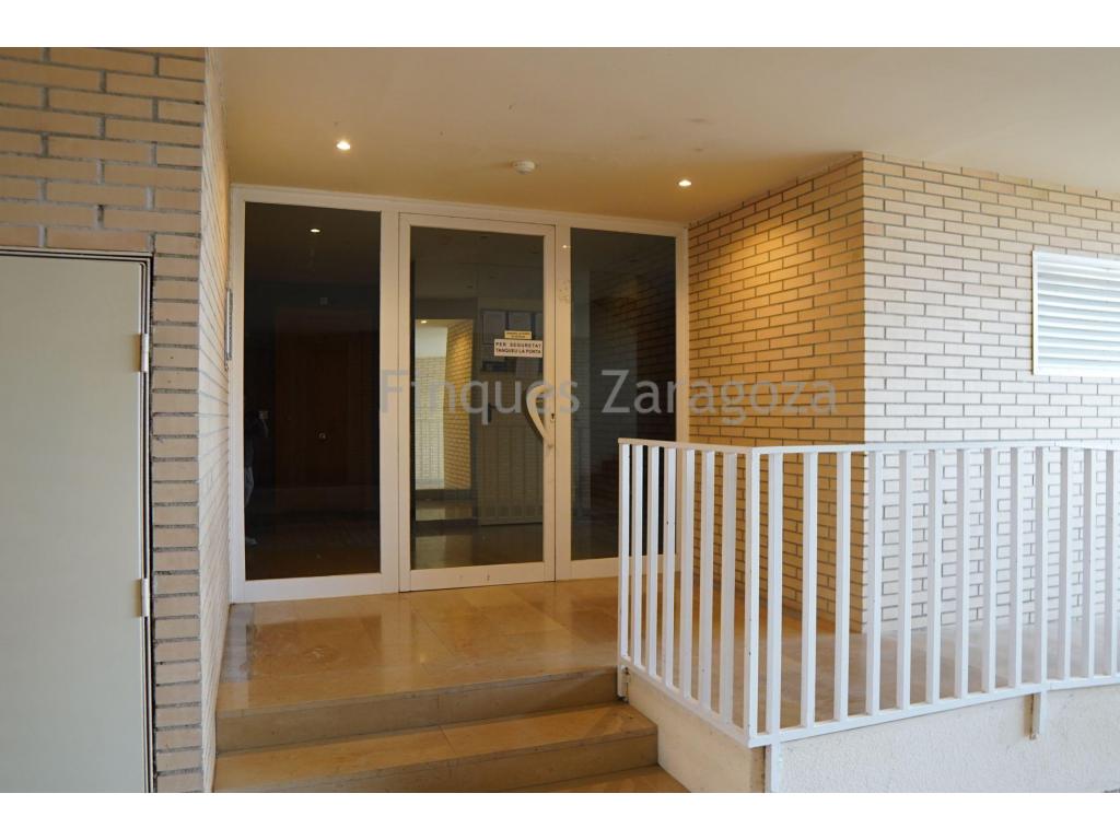 Wohnung im ersten Stock eines 2007 erbauten Gebäudes, gelegen in einer ruhigen und gut angebundenen Gegend von Deltebre. Mit ca. 50 m² Wohnfläche ist diese Wohnung ideal als Hauptwohnsitz, Zweitwohnsitz oder Investition.Die Wohnung verfügt über einen Flur, ein komplettes Badezimmer, ein Wohn-Esszimmer mit offener Küche und Zugang zu einem gemütlichen Balkon. Außerdem gibt es zwei Doppelzimmer, was sie perfekt für Familien, Paare oder als Ferienwohnung macht.Ein Parkplatz auf Ebene -1 ist im Preis enthalten. Das Gebäude verfügt über einen Aufzug und eine angenehme Gemeinschaftszone mit Pool, ideal für die warmen Monate.Eine ausgezeichnete Gelegenheit für alle, die Komfort, Funktionalität und eine gute Lage im Herzen des Ebro-Deltas suchen.Preis: 85.000 €Größe: Ca. 50 m²ParkplatzBalkonGemeinschaftspool
