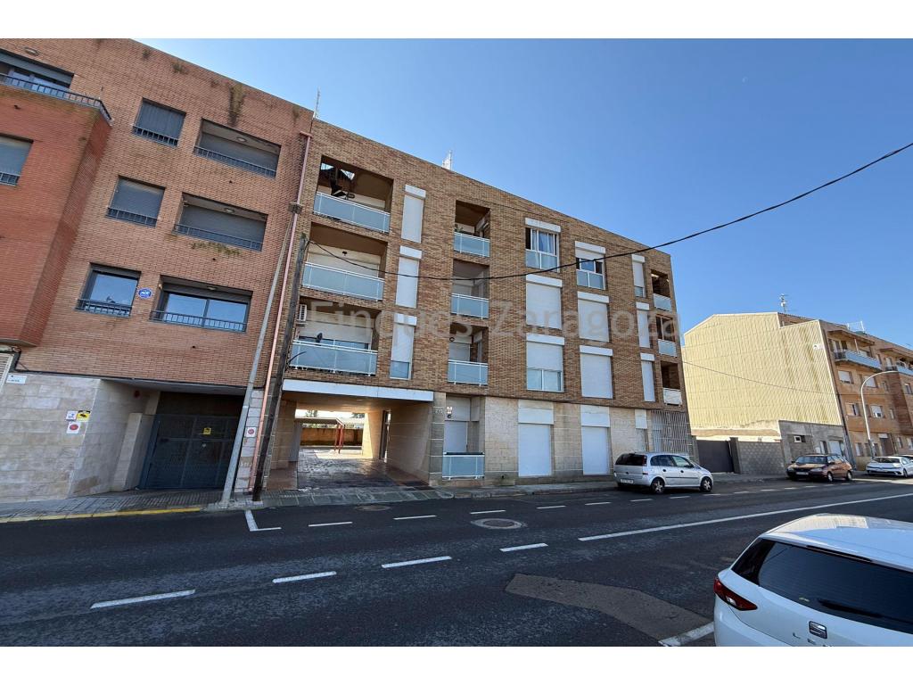 Gemütliche Erdgeschosswohnung in Deltebre, erbaut im Jahr 2006, mit einer bebauten Fläche von 72 m².Die Wohnung verfügt über einen Eingangsbereich, eine ausgestattete Küche mit Glaskeramikkochfeld, Ofen und elektrischem Boiler, ein großes Wohn- und Esszimmer mit Zugang zum Balkon, drei Schlafzimmer und ein komplettes Badezimmer mit Badewanne.Ausgestattet mit Klima­anlage (warm/kalt) und Aluminiumfenstern mit Doppelverglasung, die hervorragende Wärme- und Schalldämmung bieten.Zum Objekt gehört ein Stellplatz im Erdgeschoss, ideal für ein Auto, der direkt mit der Wohnung verbunden ist.Das Gebäude verfügt über einen Aufzug und befindet sich in einer ruhigen, gepflegten Wohnanlage.Eine ausgezeichnete Gelegenheit für alle, die eine funktionale Wohnung suchen – sowohl als Hauptwohnsitz als auch als Ferienwohnung.