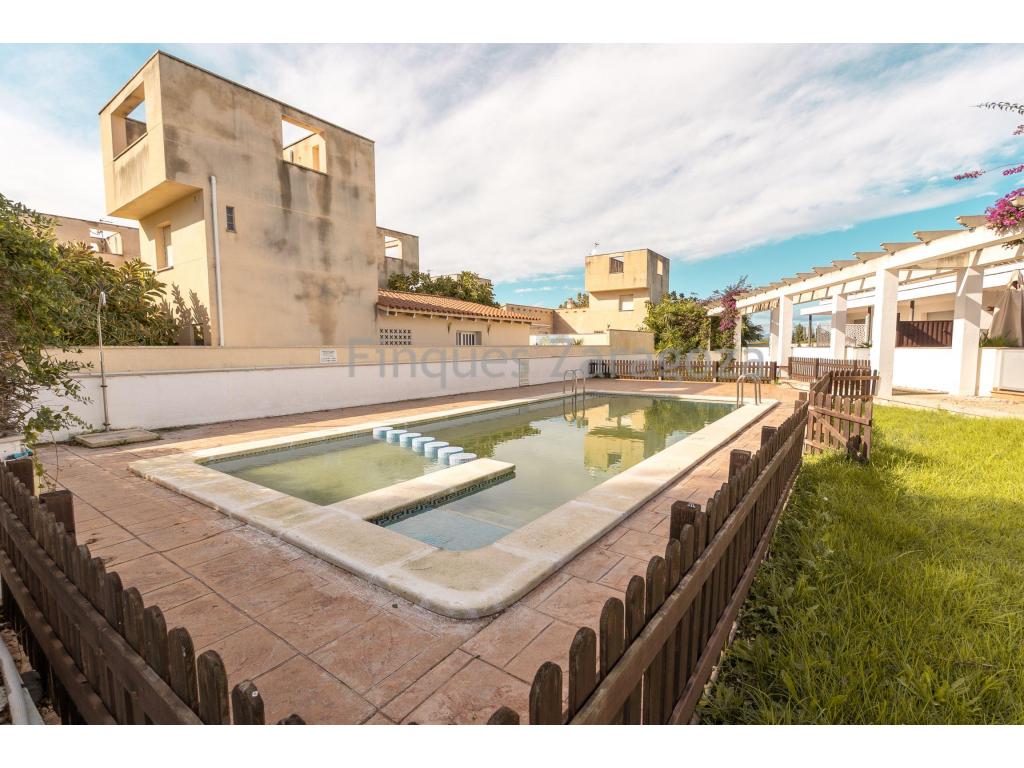 logement avec licence touristiqueMaison mitoyenne située dans l’Urbanisation Eucaliptus (Amposta), construite en 2007, sur un terrain de 159 m². Elle dispose d’une surface construite de 74 m², dont 68 m² habitables et 59 m² utiles.La maison se compose d’un salon-salle à manger, d’une cuisine indépendante, d’une salle de bain complète et de deux chambres, offrant un espace confortable et fonctionnel, aussi bien pour y vivre toute l’année que comme résidence secondaire.À l’avant, un jardin permet de se détendre en plein air. À l’arrière, un autre espace avec porche est idéal pour les repas en extérieur, avec un accès direct à la zone commune où se trouve la piscine.La zone commune dispose également d’une salle de sport et d’un sauna réservés aux propriétaires, apportant un confort et un bien-être supplémentaires. La maison est équipée de fenêtres en aluminium à double vitrage, de la climatisation (chaud/froid) et d’une cuisine avec plaque vitrocéramique, four et chauffe-eau électrique, offrant confort et efficacité au quotidien