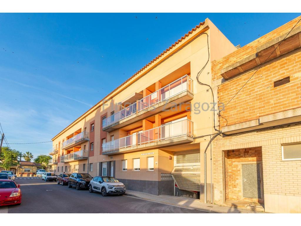 Neuwertige Wohnung, 2008 gebaut, mit 52 m² plus einer 8,60 m² großen Terrasse, sehr nahe am Zentrum von Deltebre und den Schulen gelegen – ideal als Hauptwohnsitz oder als Investition.Die Wohnung ist aufgeteilt in zwei Schlafzimmer, ein vollständig ausgestattetes Bad, ein Wohn-Esszimmer, einen Eingangsbereich und eine angenehme Terrasse. Sowohl die Wohnung als auch die Möbel und Elektrogeräte sind nagelneu, sodass sie bezugsfertig ist, ohne dass Renovierungsarbeiten nötig sind. Die Fenster bestehen aus Aluminium mit Doppelverglasung, was für besseren Wärme- und Schallschutz sorgt.Zur Wohnung gehört die exklusive Nutzung eines Parkplatzes im Untergeschoss (-1) des Gebäudes.Ausstattungsmerkmale umfassen Klima­anlage (warm/kalt), Glaskeramikkochfeld, Elektrobackofen und elektrischen Warmwasserbereiter.Das Gebäude verfügt über einen Gemeinschaftsbereich mit Aufzug, auch wenn dieser derzeit nicht in Betrieb ist.