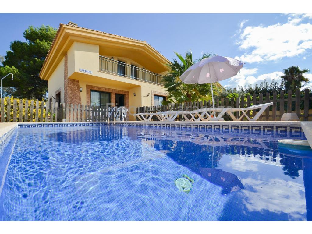 Haus mit TouristenlizenzNur 550 Meter vom Strand von Riumar entfernt befindet sich dieses charmante Haus auf einem 300 m² großen Grundstück, komplett ebenerdig mit privatem Pool — ideal, um Sonne, Meer und die Ruhe des Ebrodeltas in aller Ruhe zu genießen.Das Haus verfügt über ca. 100 m² und bietet 3 Schlafzimmer und 1 Badezimmer, ein gemütliches Wohnzimmer sowie eine Wohnküche mit direktem Zugang zum Außenbereich, wodurch ein fließender Übergang zwischen Innenraum und Poolbereich entsteht. Alles befindet sich auf einer Etage, komfortabel und praktisch sowohl für Familien mit Kindern als auch für Paare, die Ruhe und Erholung suchen.Im Außenbereich sorgt ein komplett eingezäuntes Grundstück für Privatsphäre und Sicherheit. Der private Pool und der Grill laden zu langen Tagen im Freien ein. Außerdem gibt es einen Parkplatz auf dem Grundstück.Das Haus ist mit Klimaanlage, WLAN, Satellitenfernsehen und einer komplett ausgestatteten Küche ausgestattet.Eine Außentreppe führt zudem in das Obergeschoss, wo sich ein völlig offener Raum befindet, der nach Ihren Wünschen gestaltet werden kann. Hervorzuheben ist, dass die Möglichkeit besteht, ein Badezimmer einzubauen, da Wasseranschlüsse und Abflüsse bereits vorbereitet sind.Dieses Chalet ist der perfekte Ausgangspunkt, um unberührte Strände, Fahrradrouten, Wassersportaktivitäten und die einzigartige Natur des Ebrodeltas zu entdecken. Eine ideale Unterkunft für alle, die Komfort, Privatsphäre und eine privilegierte Naturlandschaft verbinden möchten.