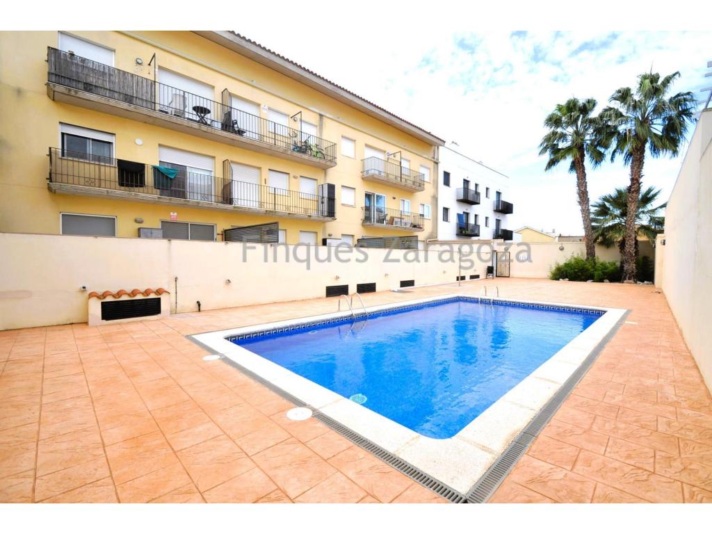 Entdecken Sie diese charmante Wohnung im Herzen von Sant Jaume d’Enveja, einer ruhigen Ortschaft mit guter Anbindung an alle Dienstleistungen. Zu einem attraktiven Preis von 89.990 Euro bietet diese Immobilie eine Wohnfläche von 54 m² (50,01 m² Nutzfläche) – ideal, um den Raum zu genießen, ohne auf Komfort zu verzichten.Die Wohnung verfügt über zwei helle Doppelzimmer mit Ost-West-Ausrichtung, die den ganzen Tag über natürliches Licht garantieren. Die separate Küche fügt sich perfekt in das funktionale Design des Hauses ein und wird durch ein modernes Vollbad ergänzt.Darüber hinaus verfügt die Wohnanlage über attraktive Gemeinschaftsbereiche, darunter einen schönen Pool, in dem Sie entspannen oder angenehme Momente mit Familie und Freunden verbringen können.Der allgemeine Zustand ist sehr gut; Renovierungen oder zusätzliche Investitionen sind vor dem Einzug nicht erforderlich. Die zentrale Lage ermöglicht einen einfachen Zugang zu lokalen Geschäften, Restaurants und allen weiteren Annehmlichkeiten des täglichen Lebens.