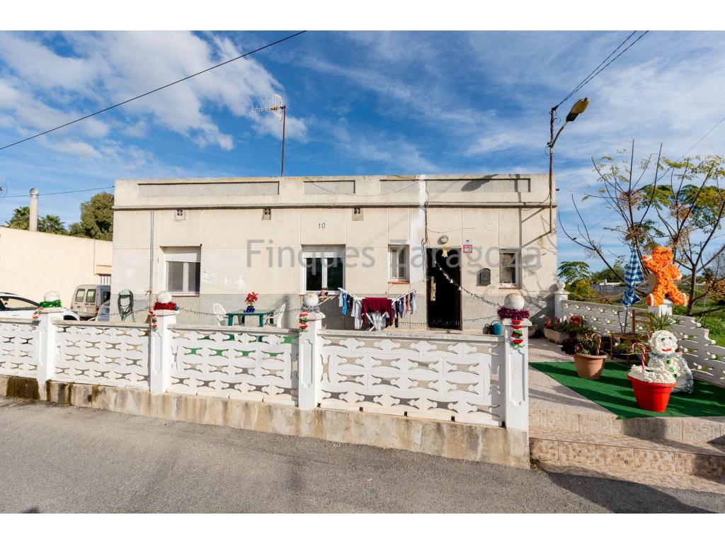 Einstöckiges Wohnhaus auf einem 558 m² großen Grundstück in Deltebre (Tarragona).Das Haus, gebaut im Jahr 1950, hat eine Wohnfläche von 90 m² und ist aufgeteilt in eine separate Küche, ein Wohn-Esszimmer mit direktem Zugang zum hinteren Teil des Hauses, drei große Schlafzimmer, ein großes Badezimmer und einen Abstellraum im Inneren des Hauses.Im hinteren Bereich des Grundstücks befindet sich ein etwa 26 m² großes Lagergebäude, das zudem über ein ca. 15 m² großes Zwischengeschoss verfügt – ideal als zusätzlicher Stauraum, Werkstatt oder Arbeitsbereich. Insgesamt beträgt die bebaute Fläche zwischen Wohnhaus, Lager und Zwischengeschoss rund 131 m².Das Haus ist mit einer Warm-/Kaltklimaanlage im Wohn-Esszimmer, einem Kamin, der im Winter für Wärme sorgt, sowie Aluminiumfenstern mit Doppelverglasung ausgestattet.Eine Immobilie mit vielen Möglichkeiten, mit großem Grundstück und Nebenräumen – perfekt für alle, die ein ebenerdiges Haus mit Außenbereich in Deltebre suchen.