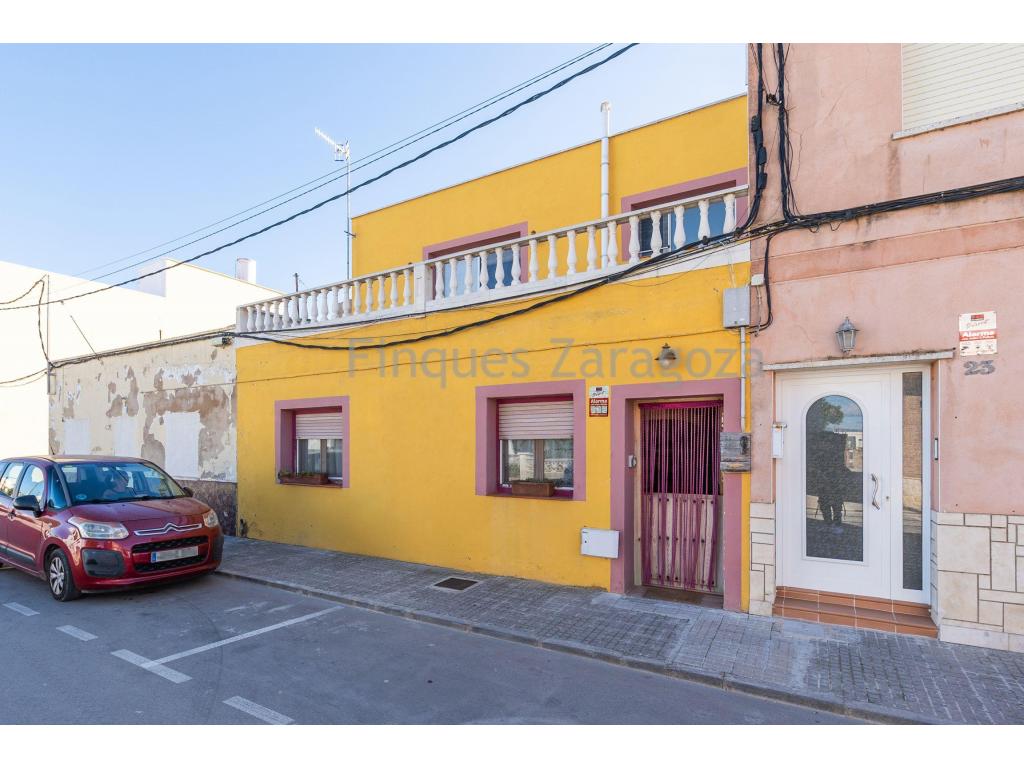 Acogedora casa de planta baja más planta piso, construida en 1960 y reformada íntegramente hace solo cuatro años, ubicada en el tranquilo pueblo de Sant Jaume d’Enveja, en pleno Delta del Ebro.La planta baja (67 m² construidos) se distribuye en:•Cocina salón comedor con salida directa a la terraza exterior•Dos habitaciones•Un baño completo•Acceso mediante escalera de obra a la planta primeraEn la planta elevada, de unos 40 m² aproximadamente, encontramos:•Una sala polivalente (perfecta como sala de estar, despacho o zona de juegos)•Una habitación doble•Un baño•Y otra terraza, que aporta luz y ventilación natural a toda la plantaLa vivienda combina el encanto de los elementos originales, tanto en el interior como en la fachada, con las comodidades actuales:•Suelo porcelánico•Aire acondicionado frío/calor en planta baja y planta primera•Estilo mediterráneo, con colores neutros y detalles en madera que aportan calidez y sensación de confortUna casa lista para entrar a vivir, perfecta tanto como residencia habitual como segunda residencia para escapadas al Delta del Ebro.