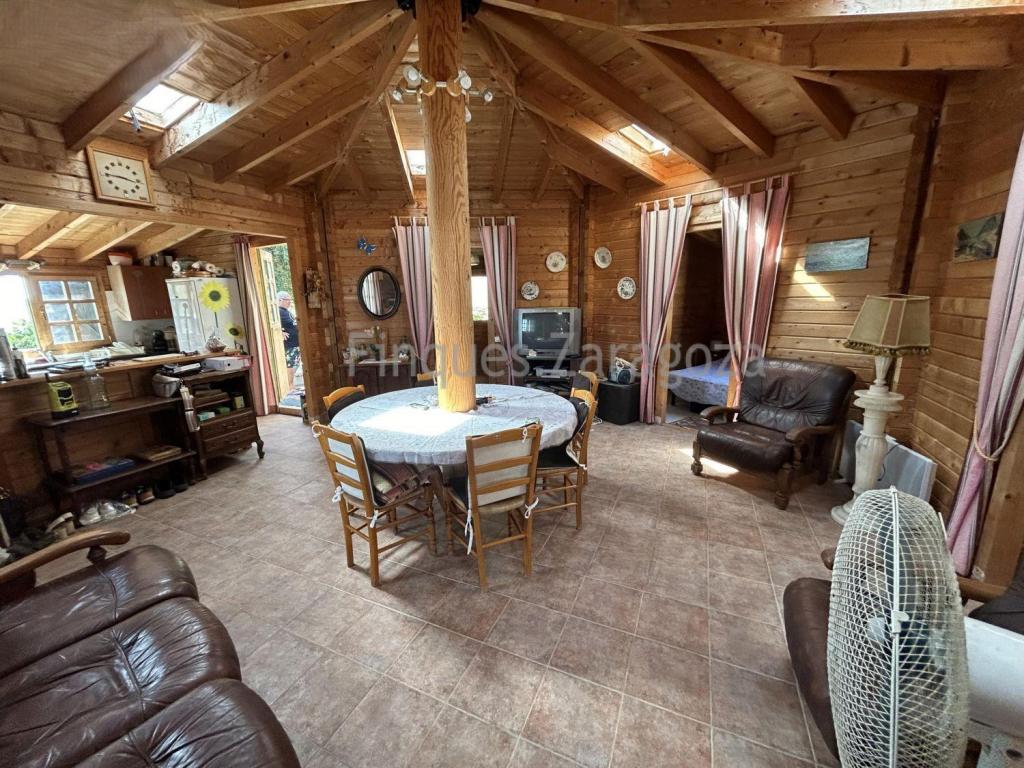 Wir präsentieren ein charmantes Holzhaus mit einer Gesamtfläche von 70 m², gelegen in der ruhigen Gegend von Els Muntells, nur 5 km von den schönen Stränden des Ebrodeltas entfernt. Diese Immobilie wird vollständig möbliert angeboten und verfügt über drei komfortable Schlafzimmer, die idealen Platz für Familien oder Gruppen bieten. Das Badezimmer ist funktional und auf alle täglichen Bedürfnisse ausgerichtet. Das helle Wohn-Esszimmer mit offener Küche schafft eine einladende Atmosphäre, perfekt zum Entspannen oder für besondere Momente mit Freunden und Familie. Darüber hinaus gibt es einen praktischen Außenabstellraum, der die Funktionalität der Immobilie ergänzt.Auf einem großzügigen Privatgrundstück von 468 m² gelegen, bietet dieses kleine Haus großes Potenzial, benötigt jedoch Renovierungen. Dadurch können Sie es ganz nach Ihrem Geschmack gestalten und Ihr Traumhaus verwirklichen – oder es als Ferieninvestition nutzen, dank seiner Nähe zum Strand.Unsere Agentur ist auf die Verwaltung von Immobilienkäufen und -verkäufen spezialisiert. Wir beraten zu steuerlichen Fragen, zur Erlangung der N.I.E., bei der Kontoeröffnung, Notarverfahren usw. Ebenso unterstützen wir Sie bei der Bearbeitung von Erbschaften oder Schenkungen. Wir sprechen Spanisch, Katalanisch, Französisch, Englisch und Deutsch.ZUSÄTZLICHE INFORMATIONEN: Das Angebot kann ohne vorherige Ankündigung geändert oder vom Markt genommen werden. Steuern, Notar- und Registergebühren sind im angegebenen Preis nicht enthalten. Möbel, Elektrogeräte, Utensilien und Dekoration können vom Verkaufspreis ausgeschlossen sein. Für weitere Informationen wenden Sie sich bitte an unser Büro.