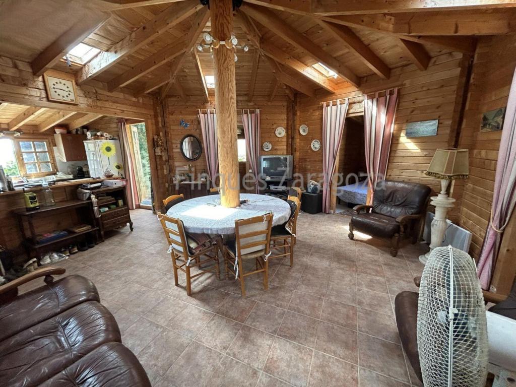 Wir präsentieren ein charmantes Holzhaus mit einer Gesamtfläche von 70 m², gelegen in der ruhigen Gegend von Els Muntells, nur 5 km von den schönen Stränden des Ebrodeltas entfernt. Diese Immobilie wird vollständig möbliert angeboten und verfügt über drei komfortable Schlafzimmer, die idealen Platz für Familien oder Gruppen bieten. Das Badezimmer ist funktional und auf alle täglichen Bedürfnisse ausgerichtet. Das helle Wohn-Esszimmer mit offener Küche schafft eine einladende Atmosphäre, perfekt zum Entspannen oder für besondere Momente mit Freunden und Familie. Darüber hinaus gibt es einen praktischen Außenabstellraum, der die Funktionalität der Immobilie ergänzt.Auf einem großzügigen Privatgrundstück von 468 m² gelegen, bietet dieses kleine Haus großes Potenzial, benötigt jedoch Renovierungen. Dadurch können Sie es ganz nach Ihrem Geschmack gestalten und Ihr Traumhaus verwirklichen – oder es als Ferieninvestition nutzen, dank seiner Nähe zum Strand.Unsere Agentur ist auf die Verwaltung von Immobilienkäufen und -verkäufen spezialisiert. Wir beraten zu steuerlichen Fragen, zur Erlangung der N.I.E., bei der Kontoeröffnung, Notarverfahren usw. Ebenso unterstützen wir Sie bei der Bearbeitung von Erbschaften oder Schenkungen. Wir sprechen Spanisch, Katalanisch, Französisch, Englisch und Deutsch.ZUSÄTZLICHE INFORMATIONEN: Das Angebot kann ohne vorherige Ankündigung geändert oder vom Markt genommen werden. Steuern, Notar- und Registergebühren sind im angegebenen Preis nicht enthalten. Möbel, Elektrogeräte, Utensilien und Dekoration können vom Verkaufspreis ausgeschlossen sein. Für weitere Informationen wenden Sie sich bitte an unser Büro.