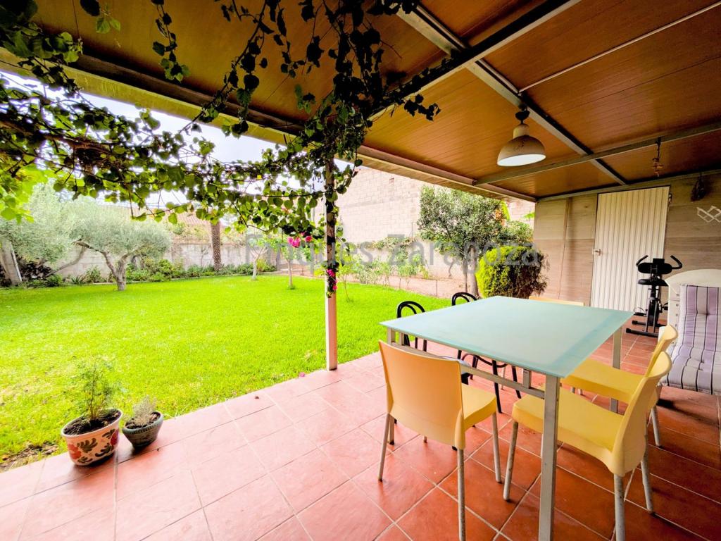 The exterior roof has recently been completely renovated, and insulation has been applied to the exterior walls.In this house, you can enjoy the beaches, nature, and landscapes of the Ebro Delta year-round.Deltebre is a municipality located in the heart of the Ebro Delta, surrounded by nature and offering all basic services within easy reach, with shopping (large retail stores and essential neighborhood shops) and educational opportunities, a variety of restaurants, and valued green areas ideal for outdoor activities.