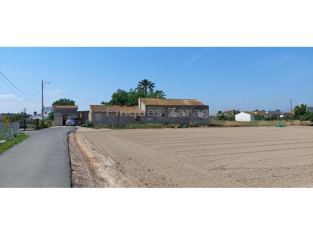 In Deltebre, in the Hortets area, we offer for sale this house with a warehouse, requiring complete renovation. Built area: 203 m².Deltebre, in the heart of the Ebro Delta, offers a privileged natural environment with rice fields, lagoons, and unspoiled beaches. Its tranquility, quality of life, excellent gastronomy, and all necessary services make it an ideal place both for year-round living and for enjoying holidays. The most important economic activities are agriculture, with rice cultivation as the main driver of the primary sector, fishing, aquaculture, and tourism.The stated price does not include the costs and taxes arising from the transfer of ownership, such as notary, land registry, and administrative fees, nor any applicable taxes (Property Transfer Tax, Value Added Tax, or Stamp Duty), all of which shall be borne entirely by the purchaser in accordance with current legislation.Real estate agency fees are included in the advertised sale price.To determine and consult the applicable tax regime, it is recommended to visit the website of the Catalan Tax Agency: https://atc.gencat.cat/ca/tributsThe information contained in this advertisement is provided for informational and guidance purposes only and does not constitute a binding offer or contract under any circumstances. Fincas Farnós reserves the right to modify, update, or correct the contents of this advertisement at any time without prior notice.