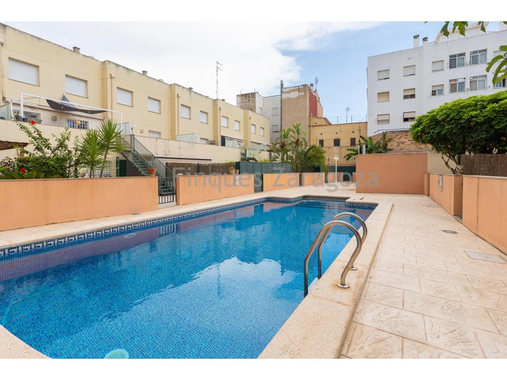 Discover this fantastic 221 m² townhouse with 206 m² of usable space, distributed over a ground floor, two upper floors and an attic. A spacious, comfortable and well-designed home, in excellent condition and ready to move into.One of the property's main features is its private lift, which connects all floors, providing great convenience in everyday life and making access particularly easy for people with reduced mobility.The ground floor comprises a spacious garage with an automatic door and capacity for two cars, as well as a utility area, a versatile room and a guest WC.At the rear of the garage there is a private patio, a very practical outdoor space which also provides direct access to the communal swimming pool.The first floor is mainly dedicated to the living areas. It features a large kitchen with dining area, creating a spacious and functional setting for everyday living.From the kitchen-diner there is access to the outdoor balcony. From this same area, a staircase leads directly down to the patio on the floor below and therefore to the communal swimming pool.This floor also features a spacious and comfortable living-dining room with parquet flooring, adding warmth and character to the room.The second floor comprises the sleeping area, distributed into three bedrooms: two double bedrooms and a magnificent principal bedroom suite with a private bathroom and its own dressing room. There is also a second full bathroom on this floor serving the other bedrooms. Parquet flooring continues throughout this area, creating a warm and cohesive aesthetic.The upper floor features a versatile attic room, perfect for use as a guest bedroom, home office, leisure area, games room or additional space according to each family's needs. It also has parquet flooring and air conditioning via a split unit.The attic provides access to an outdoor terrace, adding an extra area for enjoying the open air. The property also has an additional upper terrace intended, among other uses, for housing the air-conditioning equipment and installations.The property is equipped with ducted air conditioning with heating and cooling, providing a comfortable temperature throughout the year. The attic has an independent split air-conditioning unit.The double-glazed aluminium windows provide good thermal and acoustic insulation. Parquet flooring is found in the living-dining room, throughout the bedroom floor and in the attic.The property also offers storage areas, a utility area, various outdoor spaces and a communal swimming pool with access from the private rear patio.The house is particularly comfortable thanks to its layout and the lift, which provides access from the lower floors to the upper floors and makes moving around the property considerably easier.Spacious, well maintained and in excellent condition, this property is ready to move into from day one, offering plenty of space, comfort and outdoor areas to enjoy throughout the year.*The advertised price does not include the costs and taxes arising from the transfer of the property, such as notarial, land registry and administrative fees, or any applicable taxes (Property Transfer Tax, Value Added Tax or Stamp Duty), all of which shall be borne entirely by the purchaser in accordance with current legislation.Estate agency fees are included in the agreed sale price.For information regarding the applicable tax regime, it is recommended that you visit the website of the Catalan Tax Agency: Agència Tributària de CatalunyaThe information contained in this advertisement is provided for information and guidance purposes only and does not constitute a binding offer or contract under any circumstances. Finques Zaragoza Immobiliaria Delta de l’Ebre, SL. reserves the right to modify, update or correct the content of this advertisement at any time without prior notice.