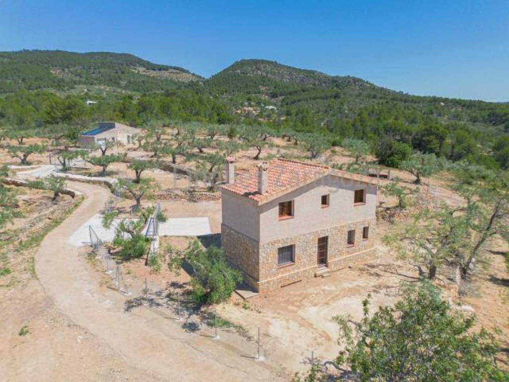 Terraced estate with olive, carob, and almond trees. 48,300 m² of land. Southwest facing.Paved access road.Two-story country house (completely renovated) of 112.44 m² with water cistern and solar-powered electricity.Located 7 km from the beach and the town (l’Ampolla), accessible via paved road. Panoramic views.• GROUND FLOOR: living-dining-kitchen area, one bedroom, one bathroom with shower, stairs, utility room, and open terrace.• UPPER FLOOR: two double bedrooms and one bathroom with shower.Old stone farmhouse (small country house), approximately 60 m² (exterior renovated).Electricity powered by solar energy and batteries (5.40 kW).Heating and cooling with inverter system.Enclosed area with access to both houses.* The advertised price does not include the costs and taxes arising from the transfer of ownership, such as notary fees, Land Registry fees, administrative fees, or any applicable taxes (Property Transfer Tax, Value Added Tax or Stamp Duty), all of which shall be borne entirely by the purchaser in accordance with current legislation.Real estate agency fees are included in the advertised sale price.To determine and consult the applicable tax regulations, please visit the website of the Catalan Tax Agency: https://atc.gencat.cat/ca/tributsThe information contained in this advertisement is provided for information purposes only and does not constitute a binding offer or contract. Finques Zaragoza Immobiliaria Delta de l’Ebre, S.L. reserves the right to modify, update or amend the contents of this advertisement at any time without prior notice.