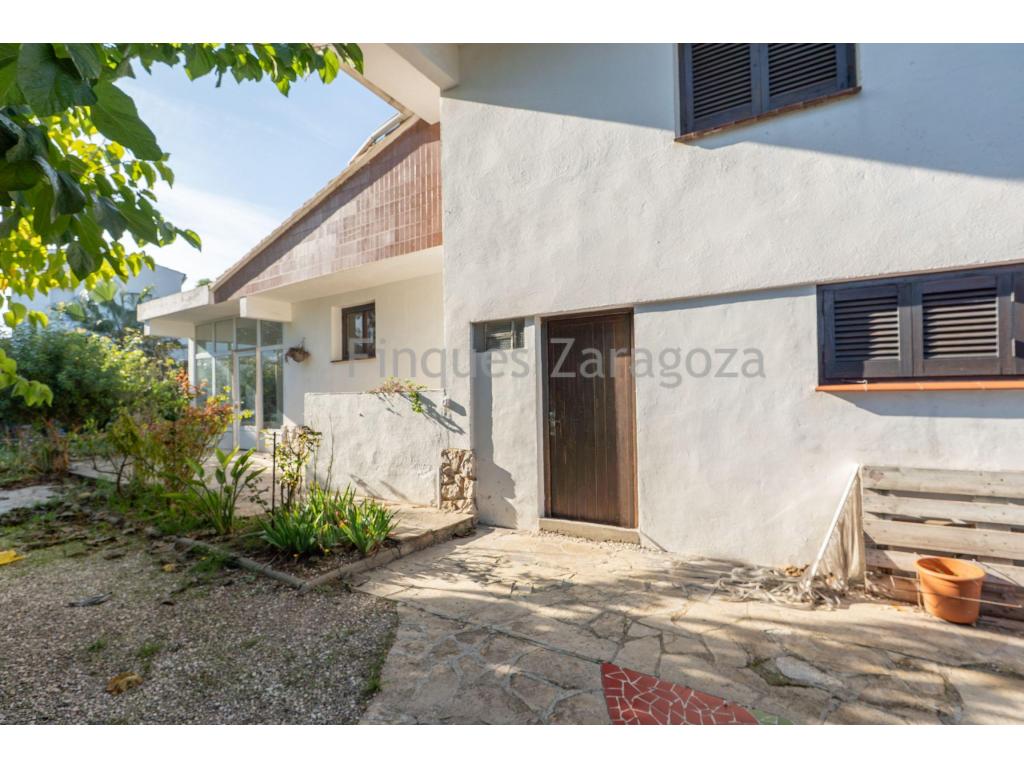 Te presentamos esta acogedora propiedad situada en la urbanización Eucaliptus, perteneciente al municipio de Amposta, en un entorno privilegiado del Delta del Ebro, ideal tanto para vivir todo el año como para disfrutar de una segunda residencia.La propiedad se encuentra sobre una amplia parcela de 943 m² y dispone de una vivienda distribuida en diferentes niveles, con espacios acogedores, funcionales y múltiples posibilidades.En la planta principal se encuentra un porche cerrado, cocina-comedor abierta con chimenea, un espacio amplio y acogedor para compartir en familia, tres habitaciones y un baño completo.En la Planta inferior encontramos un antiguo almacén, actualmente acondicionado como una habitación tipo suite con baño privado completo, ofreciendo un espacio cómodo e independiente, perfecto para invitados, familiares o como dormitorio principal. Además, la propiedad dispone de un pequeño semisótano al que se accede bajando cuatro escalones, un rincón singular que puede utilizarse como bodega o espacio de almacenamiento.Uno de los grandes atractivos de esta propiedad es su zona exterior, donde destaca una magnífica piscina privada de aproximadamente 50 m², perfecta para refrescarse y disfrutar de los días soleados.La parcela ofrece amplios espacios exteriores con múltiples posibilidades para crear zonas de descanso, ocio y reuniones con familiares y amigos.*Posibilidad de adquirir una parcela adicionalComo valor añadido, existe la posibilidad de comprar un solar colindante de aproximadamente 467 m², una excelente oportunidad para quienes deseen ampliar la superficie de terreno y disfrutar de todavía más espacio.Situada en pleno entorno natural del Delta del Ebro, la urbanización Eucaliptus destaca por su tranquilidad, su proximidad a la playa y sus paisajes naturales. Un lugar ideal para desconectar, disfrutar del mar y vivir rodeado de naturaleza.Los honorarios de intermediación inmobiliaria se encuentran incluidos en el precio de venta estipulado.Para la determinación y consulta del régimen fiscal aplicable, se recomienda acceder al sitio web de la Agencia Tributaria de Cataluña: https://atc.gencat.cat/ca/tributsLa información contenida en este anuncio tiene carácter meramente informativo y orientativo, y no constituye en ningún caso oferta vinculante ni contrato. Finques Zaragoza Immobiliaria Delta de l’Ebre, SL., se reserva el derecho de modificar, actualizar o rectificar el contenido del presente anuncio en cualquier momento, sin necesidad de previo aviso.