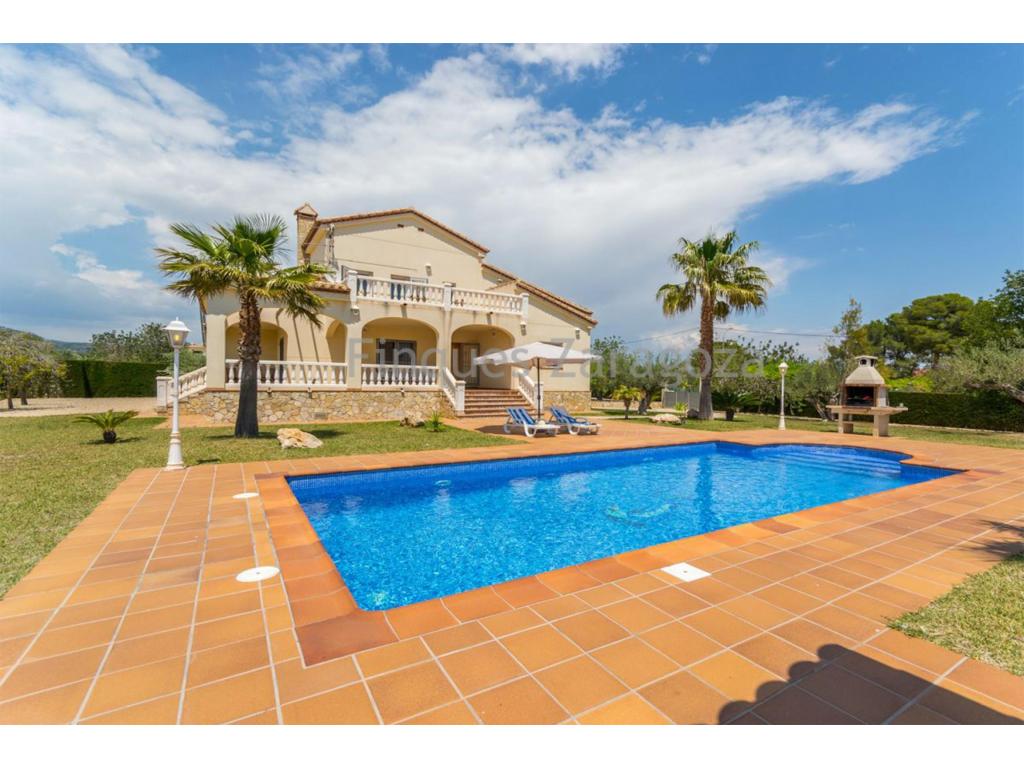 Fantastic house at 3km from the beach and the village. Build area: 230m². Plot of 2,474m².Distribution:-Ground floor: Living-dining room with fireplace, equipped kitchen, 2 double bedrooms with build-in wardrobes, 1 bathroom with shower. Covered terrace.-1st floor: 2 double bedrooms with build-in wardrobes, 1 complete bathroom. Terrace- Sun terrace.Very good views to the sea and the Delta del Ebro.Paths and access to the house. Roman shaped pool of 8 x4msurounded with a terrace. Big Garage. Garden with automatic irrigation system. Barbecue. Oil heating. Furnished.