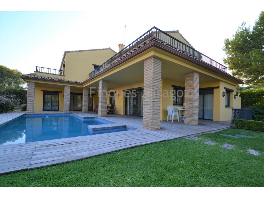 Placed on a corner plot of 590m², stands this spectacular and stately villa of 270m² on the ground floor and first floor, and 180m² of basement.On the ground floor there is a hall, large living room, a separate kitchen with access to the dining room, a laundry room, a toilet, and a suite room with its own private bathroom. From the dining room and living room, there is direct access to the terrace with porch, sea views, and the garden and pool of 8'5x4.On the first floor we find 4 double rooms type suite with their respective private bathrooms with access to the terraces overlooking the sea.In the basement there is a games room, a bedroom, a bathroom, a small cellar and a garage for 4 cars.Outside, the plot is fully landscaped, the pool area is finished with wood.The villa has air conditioning with heat pump (hot / cold), in all rooms, motorized blinds and aluminum windows with double glazing.It is worth noting the entrance portico to the house of the XV century, and the handmade tiles and bricks recovered from old farmhouses of the Aragonese Pyrenees.Come and see it without any kind of commitment.For the 360 degrees view, CLICK HERE or access the following link: https://floorfy.com/tour/366789?play=yesYou can also watch the video of this villa on our YouTube channel:https://www.youtube.com/watch?v=puP574vfk7s&t=12s