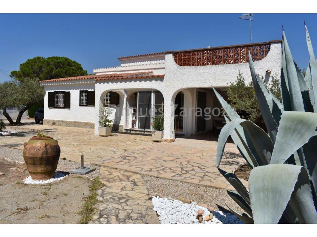 Villa située à 350m. de la plage et à 2,5km. du ville.Surface de construction: 155m². Terrain de 1154m².Distribution:REZ DE CHAUSSEE: salon-cuisine-équipée avec cheminée, 3 chambres doubles avec placards, 1 salle de bain, terrasse couverte, bureau-buanderie et escalier extérieur.PREMIER ETAGE: escalier d'accès, suite parentale avec salle de bain avec doucheConstruction de bonne qualité, locaux techniques, débarras, parking. Porche avec barbecue. Meublé.Chauffage avec radiateurs électriques, ventilateurs de plafond de toutes les unités.Jardin.