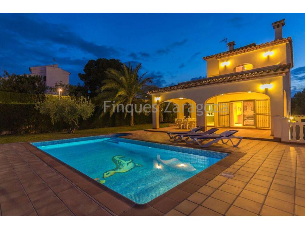 Magnificent villa of 308m², with a plot of 780m² located at 350m from the beach and 2,5 km from village.Distribution:-Semi-cellar: Garage (85,70m²), wine cellar, technical room, storage room (28.29m²).-Ground floor: Entrance hall, living-dining room, equipped kitchen, 2 double bedrooms with build-in wardrobes, 1 bathroom with a shower. Covered terrace.-1st floor: 2 double bedrooms with build-in wardrobes, 1 complete bathroom. Sun-terrace.Pool of 8x4m with terrace and stairs. Barbecue.Garden with automatic irrigation system. Electric garage door. Heating wit Gas-oil. Air conditioning. Furnished.SEA VIEWS