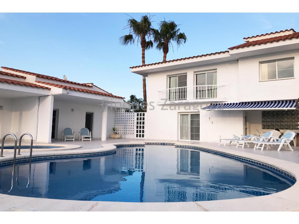 It is a group of houses, 700m from the beach of Eucalyptus (Amposta) and 2.3km from the beach of Trabucador (meeting point for those who want to immerse themselves in the world of windsurfing and kitesurfing and ideal place to see sunsets) and 15 minutes from Sant Carlos de la Rápita away.Together, these are 3 houses, which are distributed as follows:The main villa consists of a ground floor and first floor (178m² in total) and consists of a kitchen with living room and toilet on the ground floor, 3 bedrooms and 2 bathrooms on the ground floor (from this floor it can be reached via a stairs inside to the terrace) and a garage.On the same property there are two terraced apartments on the ground floor of 66,80m², distributed in 2 double bedrooms, 1 bathroom and a kitchen, each with a living room.These houses have a private garden and a pool area. In addition, there is a tennis court in the western part of the property, which is shared with another adjacent property.The houses are in very good condition. They are equipped with AA / CC, vitro, oven and electric hot water boiler as well as aluminum windows.The view of the rice fields and the mountain of Montsià is impressive, especially to see the sunsets.