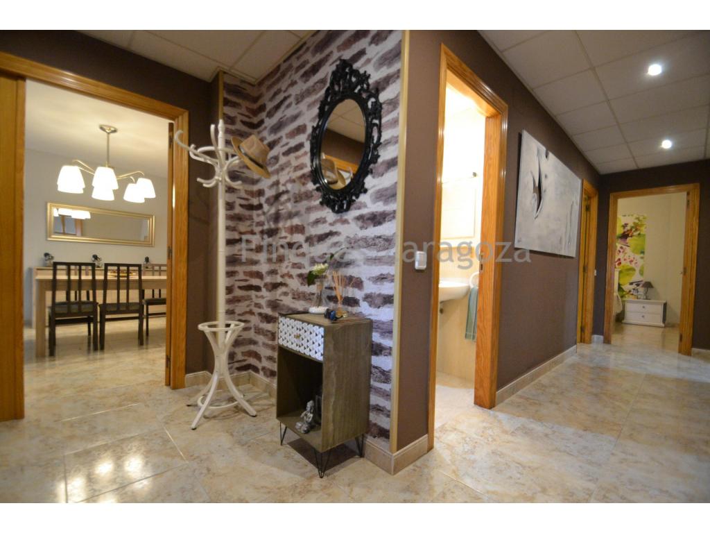 A vendre cet appartement situé au deuxième étage, dans l'Avenida Esportiva de Deltebre, près du centre. L'appartement a une surface construite de 111m² et une surface utile de 98m².Il est distribué dans un hall de distribution, une cuisine séparée, un salon-salle à manger, 4 chambres à coucher, 2 salles de bain et un balcon. L'appartement se trouve à 2 minutes à pied du centre du village.Il est équipé d'une cuisinière en vitrocéramique, d'un chauffe-eau et d'un four électriques, d'une menuiserie en aluminium et d'un double vitrage, ainsi que de la climatisation.L'appartement est en très bon état et prêt à être emménagé.