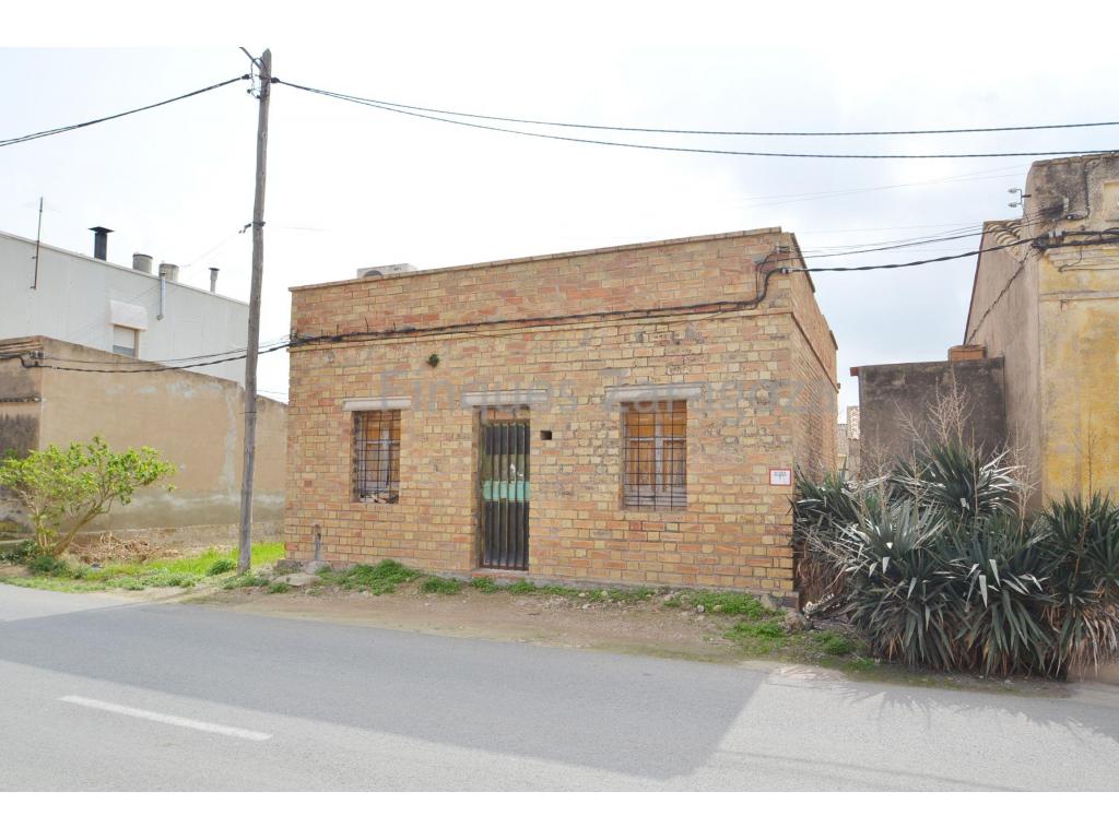 In Deltebre, ground floor building of 63m² with plot of 443m².Close to the centre of the village, where we find the municipal market, bars, restaurants, banks, etc.500m from the river promenade and river Ebro.