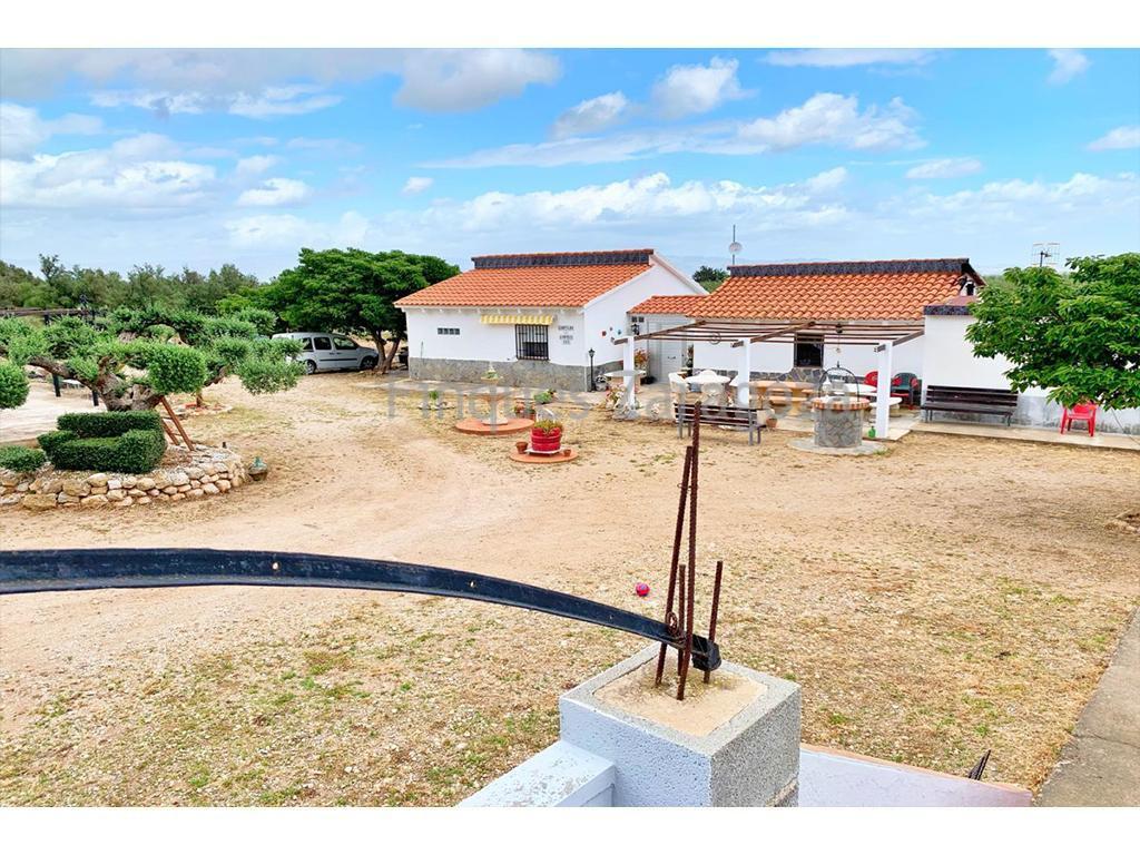 Villa of 111m² built on a plot of 2700m². The house is distributed in entrance hall, living-dining room with fireplace, separate kitchen, 4 bedrooms and 1 bathroom. Outside there is a swimming pool.
