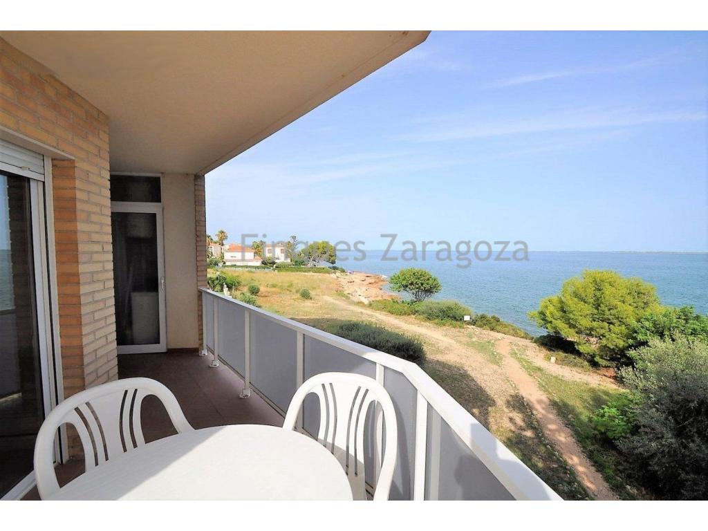 Flat in First Line of Sea (Alcanar) area MARTINENCA, 2 double bedrooms and a single bedroom, 2 bathrooms, property to enter to live, interior carpentry of cherry tree, east west orientation, stoneware, exterior carpentry of aluminium.Extras: water, lift, hot and cold pump, light, furniture, community pool, terrace, parking included.