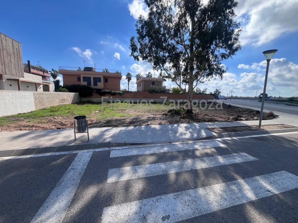 Verkauf eines Grundstücks von ca. 744 m² in l'Ampolla, in der Gegend von Playa de l'Arenal.Wir können uns auch um den Bau Ihres Hauses kümmern, nach dem angegebenen oder dem von Ihnen gewählten Modell, immer mit einem vorherigen Budget.PREISE KONSULTIEREN.
