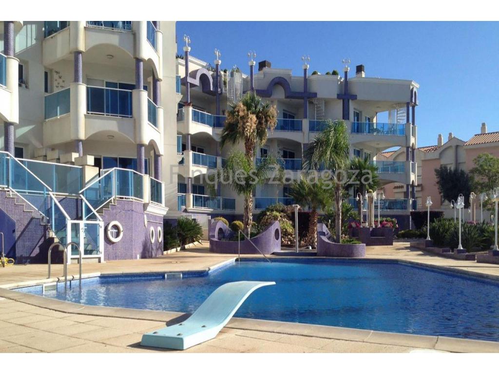 Flat of 94m² in Alcanar playa, Costa Dorada, situated in a front line beach urbanisation with communal pool and garden, and private access to the beach.Comprising of 3 bedrooms, 2 bathrooms, laundry room, open plan kitchen, lounge and terrace with sea views. Heat pump. Fully furnished. Exterior. Parking space and storage room. 