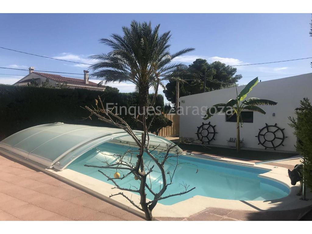 Plot of 783m², well maintained, with 279m² constructed area comprising of 143m² living area, 8m² utility room, garage of 84m² with capacity for 3 cars, and swimming pool of 44m².The property comprises of 2 bright living rooms with fireplace each, separate rustic kitchen with access to the covered terrace, 3 bedrooms with fitted wardrobes of which one suite with its own bathroom and 2 bathrooms.Private swimming pool. Situated in a quiet and residential urbanisation only 5 minutes walking distance to the beach.Furnished and equipped with A/C (hot and cold).