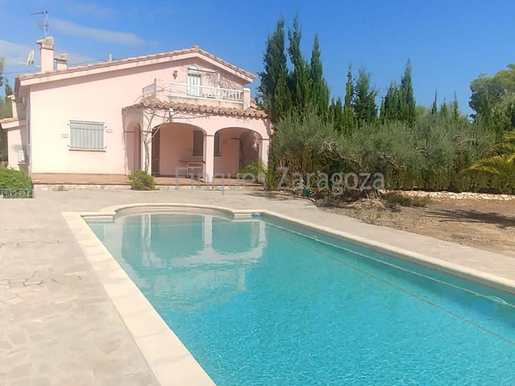 Magnificent house of 132m² situated 2.50 km. from the centre of the village and the beach. Sea views from the terrace of the first floor. Plot of 4.000m² all fenced, planted with olive trees, almond trees, fruit trees and garden.  Layout: - Ground floor: living/dining room kitchen, 1 double bedroom, with dressing room- wardrobe and sitting room, 1 bathroom with shower. Garage. Technical room. Store room in basement-cellar of 11m². Covered terrace. - 1st floor: 1 double bedroom with fitted wardrobe, 1 bathroom and open terrace with sea views. Swimming pool 9 x 4,5m, with open terrace around. Air conditioning in the living-dining room -kitchen and in the bedroom on the first floor.  Heating with gasoil boiler and radiators. Electricity and water from community well.