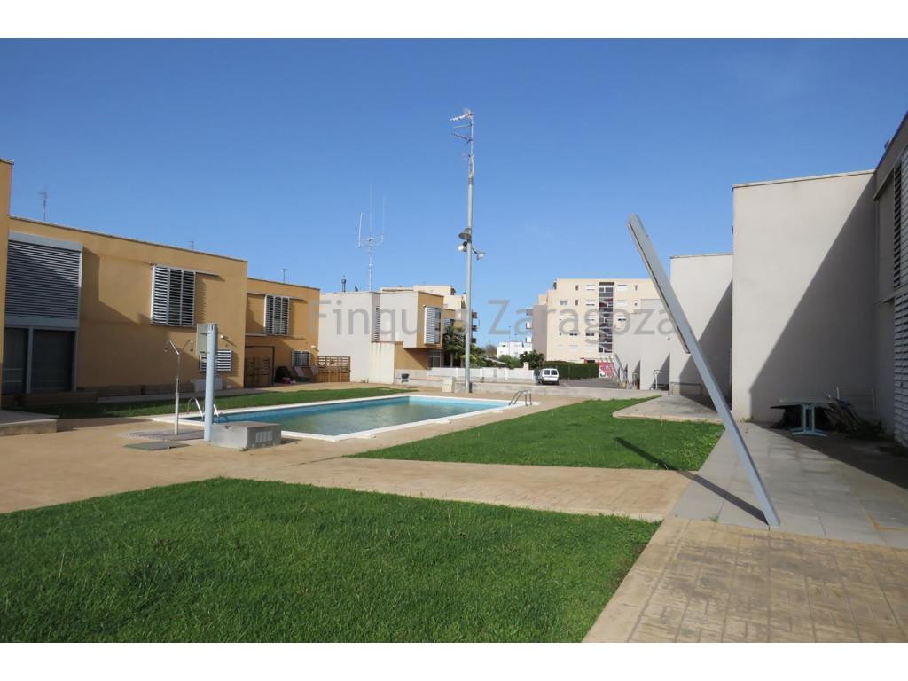 In Amposta (Tarragona), semi-detached house located in the new area of the city.It is distributed as follows: in the semi-basement is located the garage; On the ground floor there is the living-dining room, independent kitchen with laundry room, single bedroom and bathroom; On the first floor there are two bedrooms, a bathroom with bathtub and the master bedroom with an en-suite bathroom. It has 3 AA-CC split units, natural gas heating.Green areas and communal swimming pool.
