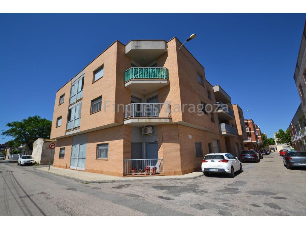 For sale this flat in the centre of Jesus y Maria (Deltebre), just a few minutes walk from the Municipal Market, school, SPAR supermarket, restaurants and the river Ebro.The flat has 104m² constructed area and is distributed in hallway, large lounge/dining room, separate kitchen, two double bedrooms and one single bedroom, bathroom with bathtub and balcony. The flat is equipped with gas cooker, electric oven and boiler, and double glazed aluminium windows.It also has a storage room of 25m².