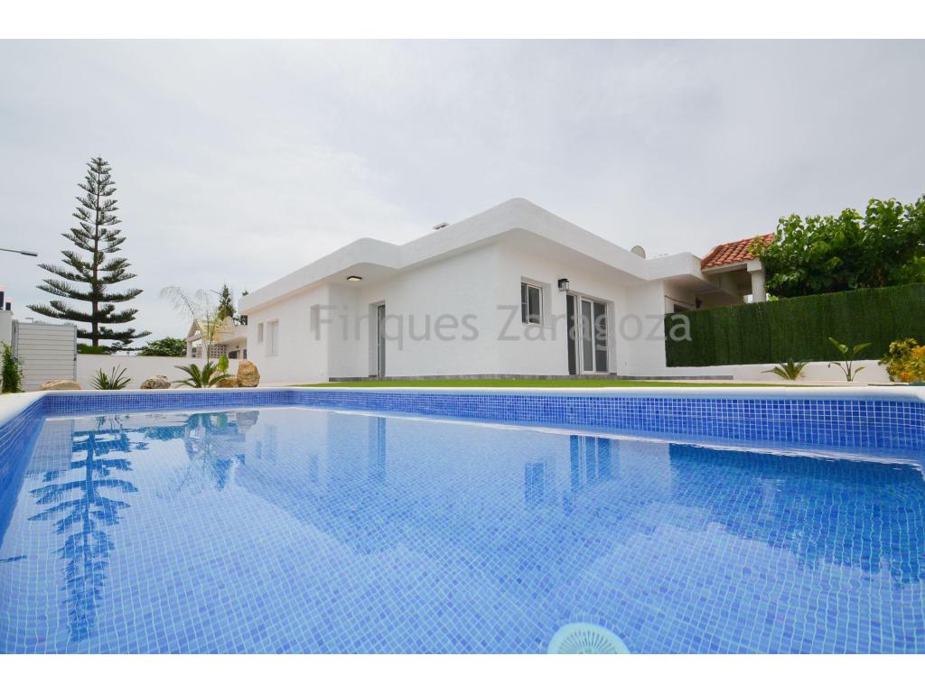 Recently refurbished villa in the urbanisation of Riumar, 3 minutes walk to the SPAR supermarket, promenade, beach and chiringuitos.On a plot of 280m² of which 75m² is the living area. It has 3 bedrooms, 2 of them being double and one en-suite, i.e. with own bathroom, another bathroom for guests, and a kitchen/living/dining room.Outside there is a swimming pool in an area with artificial grass and stamped concrete. There is also a parking area.The windows are aluminium and double glazed. The blinds are electric.The kitchen and bathrooms, as well as the water and electricity installation are completely new.The villa is delivered unfurnished, so that everyone can furnish it as they wish.