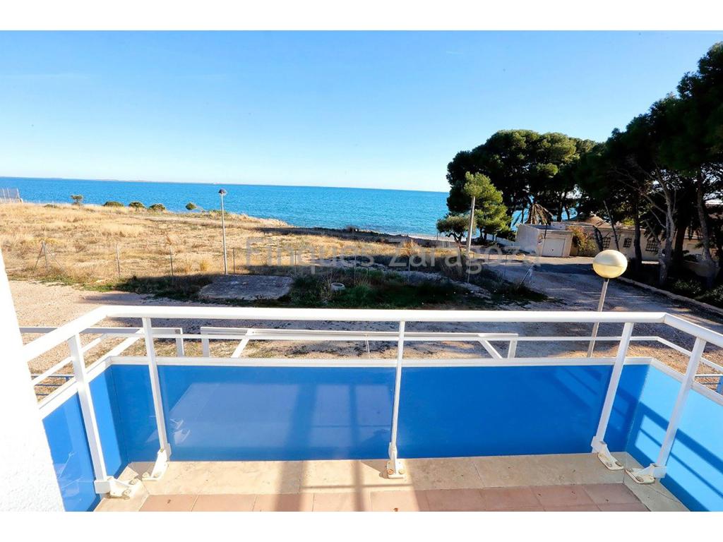The house has spectacular views. Ground floor with independent kitchen, dining room, bathroom and two terraces. First floor with 3 bedrooms, bathroom and terrace with sea views. Communal swimming pool and garden. Sold with 2 parking spaces.