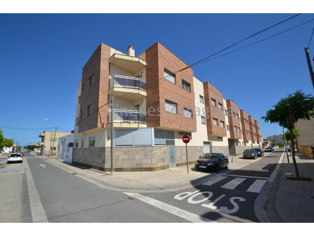 For sale this elevated first floor flat in Deltebre, close to schools, supermarkets, municipal market, etc.It is located five minutes walk from the town centre and ten minutes walk from the river Ebro promenade.The flat has 49m² of living space and is distributed in hallway, kitchen with breakfast bar, lounge/dining room, two bedrooms, bathroom with shower and utility room.It is equipped with ceramic hob, oven and electric boiler, double glazed aluminium windows and air conditioning (hot/cold).Furthermore, this flat has a parking space under the roof.