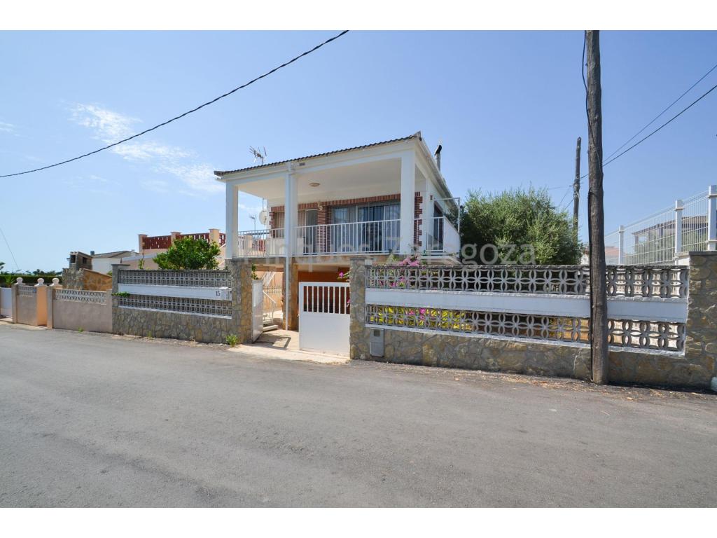It is a plot of 190m² in whose interior we find a house of ground floor destined to garage, and first floor with exterior access, destined to housing of 61m².It is distributed in separate kitchen, hallway, bathroom, 2 bedrooms and living/dining room with fireplace.The house is equipped with gas cooker.It has sea views.