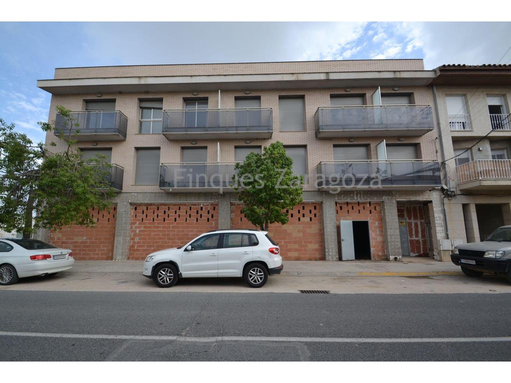 For sale this commercial premises of 206m² constructed plus two parking spaces in the main avenue of Deltebre.The premises is a totally open plan warehouse and is to be finished as can be seen in the photos. At the rear of the premises, there are two parking spaces together.