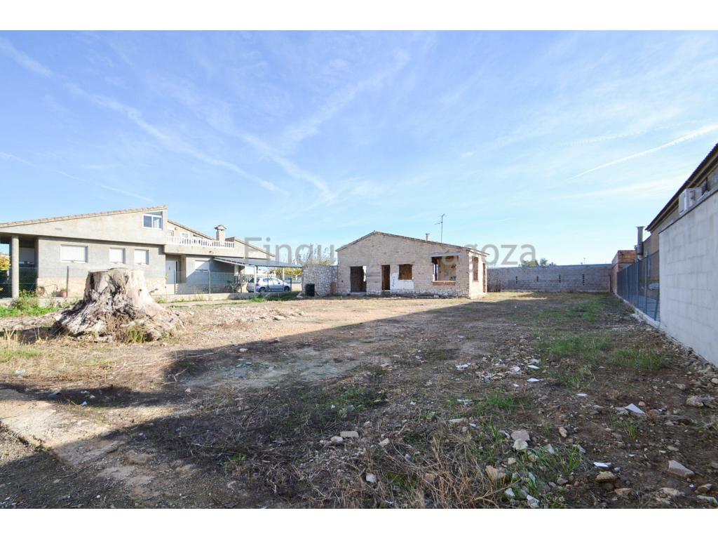 For sale this plot in Deltebre of 766m² with house to finish.The plot has approximately 17 metres frontage and 44 metres depth.It is situated in a quiet area surrounded by detached houses and orchards.