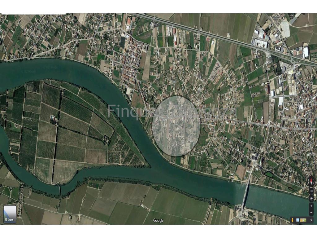 Zum Verkauf steht dieses Baugrundstück von 1.416m² in der Gegend von Jesus y Maria (Deltebre), mit 12m linearer Front und ca. 121m linearer Tiefe.Es befindet sich in einer ruhigen Gegend, umgeben von Einfamilienhäusern und nur wenige Meter vom Fluss Ebro entfernt.