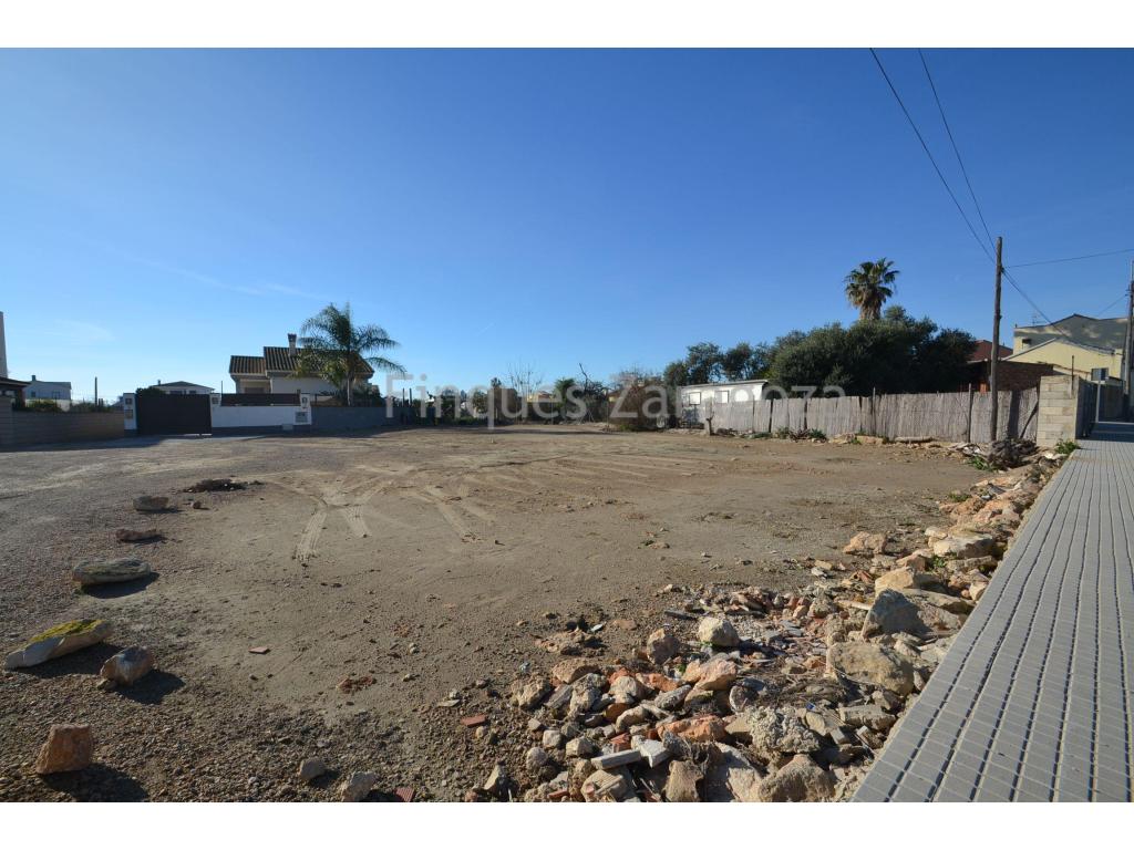 A la venta este solar de 859m² en la zona de Jesus y Maria (Deltebre), con 18m lineales de fachada y 30m lineales de fondo aprox.Está situado en zona tranquila, rodeada de casas unifamiliares y a escasos metros del río Ebro.