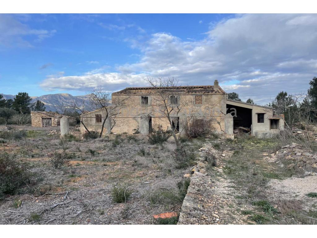 For sale this property in the area of Burgà (Perelló), with good access by asphalted road.It is a property of 56.000m2 approx., within which there are three buildings (a farmhouse and corrals), separated from each other and suitable to be reformed. The property has water.