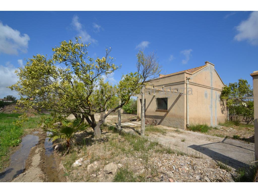 For sale this plot of 512 m² one minute walk from the river promenade and the river Ebro, of 19,30m linear frontage and 27,18m linear depth.Inside there is a small house to renovate of 38 m² dating from 1956.It is situated in a quiet area.