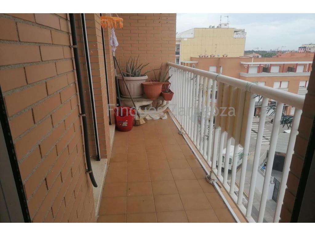 Flat in Amposta Xiribecs area, 75 m. of surface, one double bedroom and 2 single bedrooms, 2 bathrooms, property of origin, south facing, ceramic floor.Extras: water, air conditioning, fitted wardrobes, lift, bright, light, terrace, terrace, video intercom, buses, trees, central, medical centres, schools, hospitals, parks, supermarkets.For sale: 85000 €.
