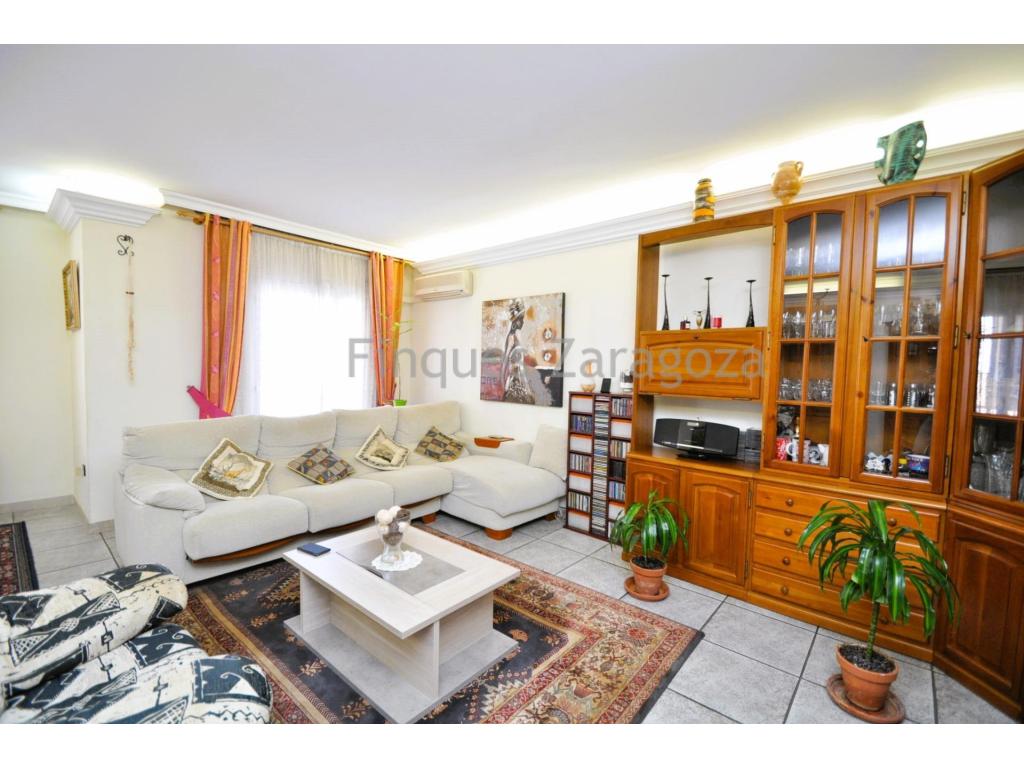 Flat in La Ràpita MERCADONA area, 118.00 m. of surface, 600 m. from the beach,3 double bedrooms, 2 bathrooms, property in good condition, fitted kitchen, wooden interior carpentry, east facing, stoneware, exterior carpentry aluminium / double glazing.Extras: heating