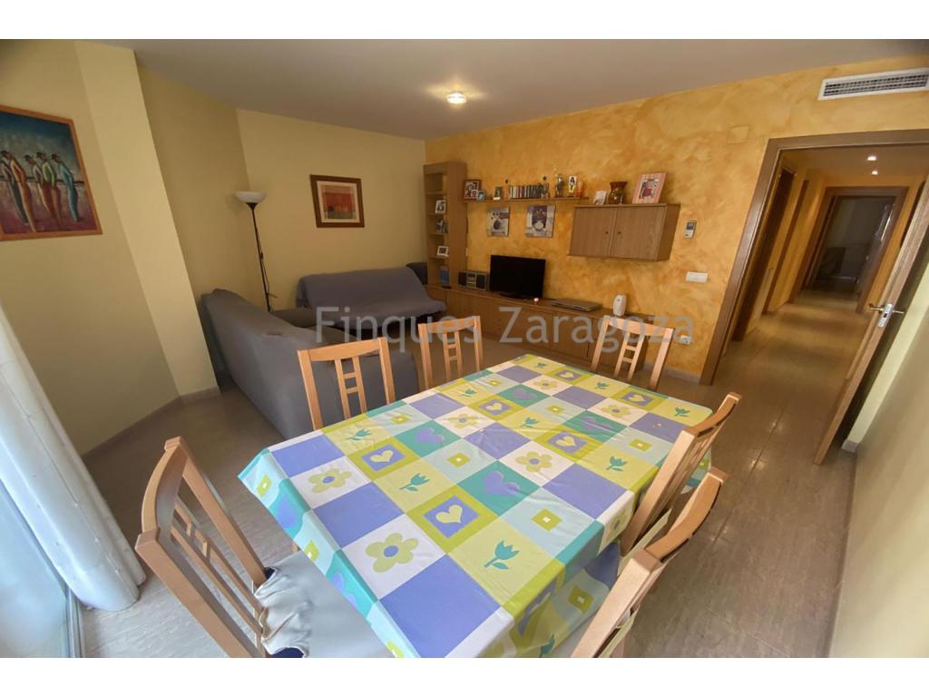 Central flat of 86m² in Ràpita, Costa Dorada, Tarragona. Comprising of 3 bedrooms, bathroom, independent kitchen and lounge/dining room with balcony. All exterior. Air conditioning and ducted heating. Several built-in wardrobes. Parking space and storeroom. Furnished.The town of Sant Carles de la Ràpita is located in the south of Catalonia, about 320 km from the French border. The town has about 15.000 inhabitants, all year round. It is especially known for its typical gastronomy. Geographically, Sant Carles de la Rápita is situated between the Montsia mountain range, the Alfacs bay and the Delta de l'Ebre. Thanks to this privileged situation, there is a micro-climate. The town has two nautical ports. The magnificent Alfacs Bay allows lovers of water sports to enjoy unforgettable moments.