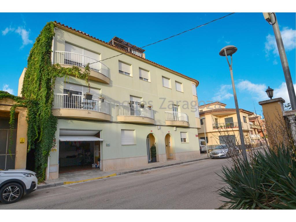 This semi-detached house is located in Camarles (partida Lligallo), a quiet place to live and 15 minutes drive from the beaches of l'Ampolla and Riumar (Deltebre).The house has 171m² constructed area and is distributed internally as follows:Ground floor; storeroom, bathroom and access to stairs.First floor; entrance hall, interior staircase, bathroom, kitchen and dining room with balcony.Second floor; bathroom, three bedrooms, interior staircase and balcony.On the roof terrace there is a storage room of 7m².It is equipped with ceramic hob, electric oven and boiler, and aluminium windows.In addition, the house has a patio at the back of the house.