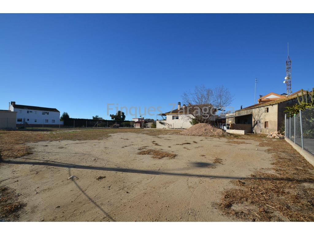 This plot of 950m² is situated in the area of Jesus y Maria in Deltebre, a few minutes walk from the river promenade.The plot has 31 linear metres of depth and 29 metres of frontage, inside of which there is an attached warehouse of 44m².The area is quiet, with detached houses around and is the ideal place if you are looking for a large plot to build your house.