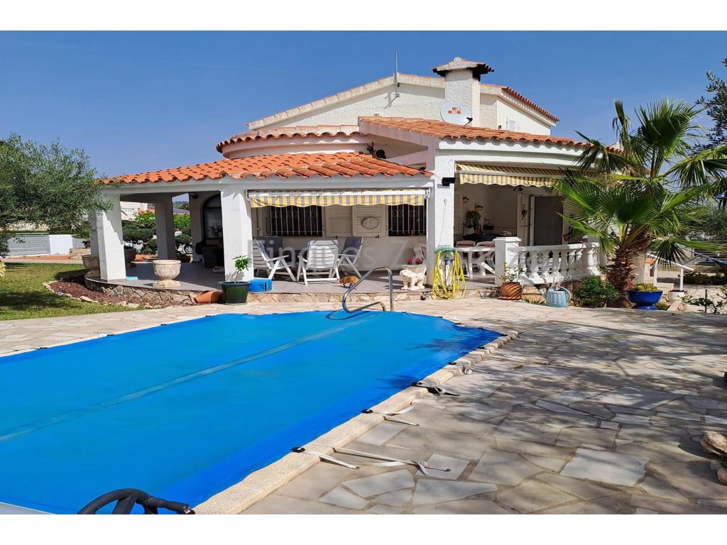Magnificent villa of 168,00m², with plot of land of 802m² situated 3 km. from the village of l'Ampolla and 100 metres from the beach, with sea views (from the terrace on the first floor).Layout:- Ground floor: entrance hall, living/dining room with fireplace and fitted kitchen, 1 bathroom with shower, 2 double bedrooms with fitted wardrobes. Covered terrace-porch, garage, laundry room, technical room and cellar.- First floor: stairs, hallway, 1 bedroom suite with bathroom and open terrace.Air conditioning hot / cold (inverter system).Swimming pool of 6,5 x 3 metres with outdoor shower and terrace.Garden.