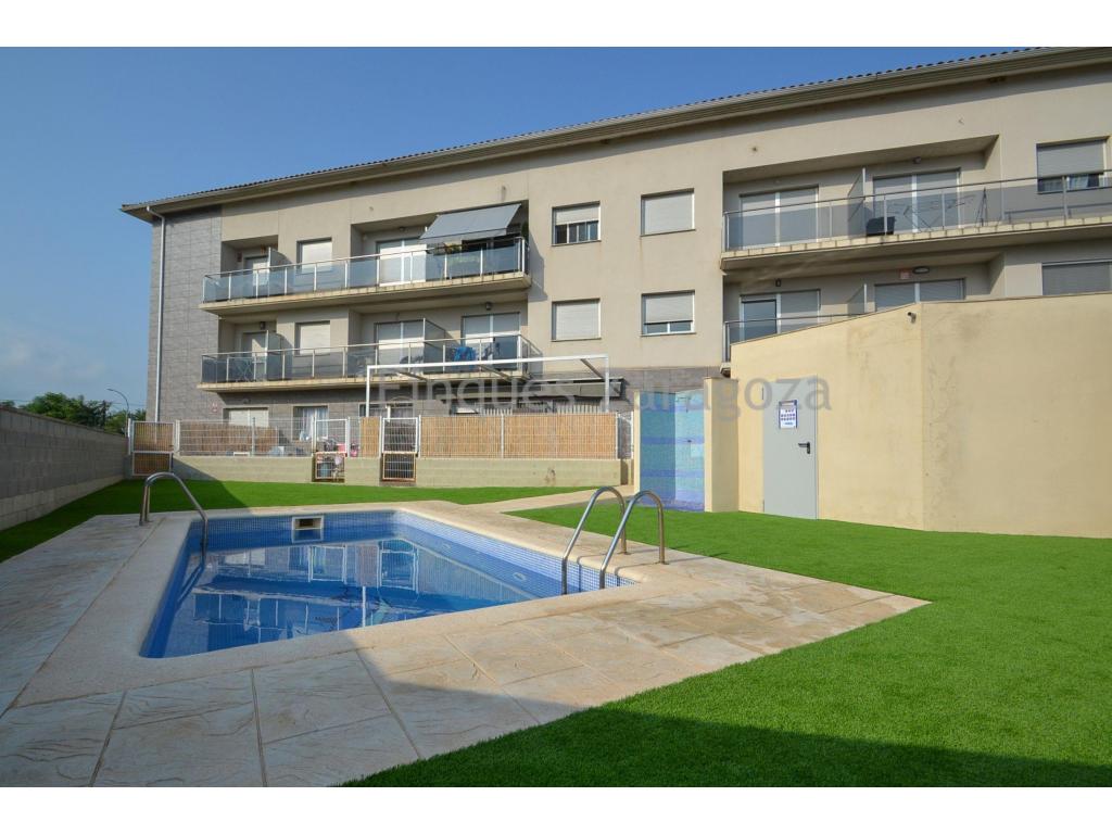 Duplex in Deltebre, in the area of Jesús i Maria. This 72m² duplex apartment has a communal swimming pool and parking.The first floor, of 41m², and the second floor, of 31m², offer spacious terraces on both floors, providing generous outdoor space. Ideal for families, it combines the tranquillity of the surroundings with the proximity to local amenities and shops.