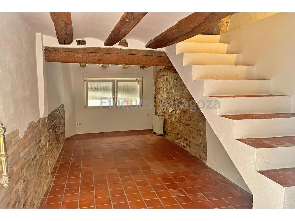 Town House in TivenysLocated in the charming village of Tivenys, just 10 minutes from Tortosa, is this beautiful renovated house with a rustic and charming style. The property perfectly combines wood, stone and white, creating a cosy and elegant atmosphere.Layout:- Ground Floor: Upon entering, you will be greeted by a spacious and cosy living room ideal for family gatherings and moments of relaxation.- First Floor: Going up the stairs, you will find a kitchen-dining room equipped with a beautiful fireplace, perfect for creating a warm atmosphere on winter nights.- Second Floor: Here, the house offers a comfortable double bedroom and a complete bathroom with shower, providing a private and functional space.- Third Floor: On the top floor, there is a large open-plan room, versatile and adaptable to any need, together with a full bathroom with bathtub, ideal for multiple use according to one's preferences.This house is perfect for those looking to live in a quiet environment, surrounded by nature and with the comfort of being close to Tortosa. Don't miss the opportunity to get to know this rustic jewel in Tivenys!