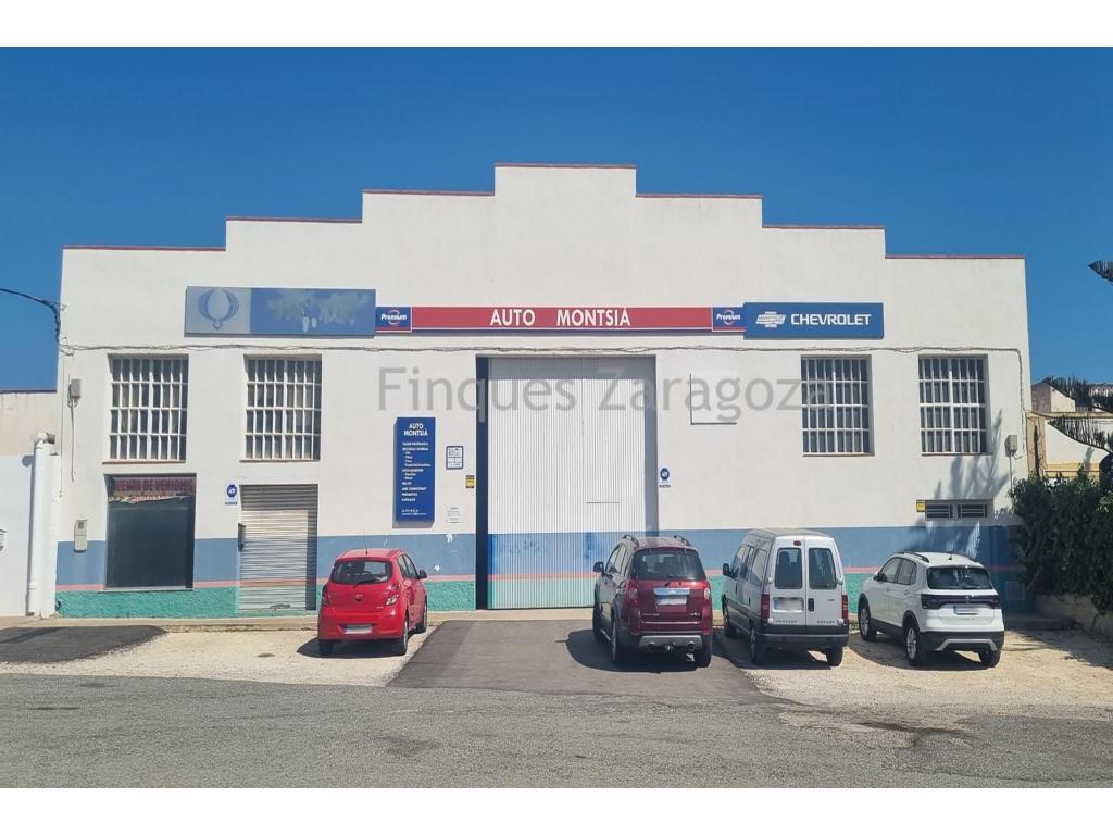 INDUSTRIAL BUILDING FOR SALEStorage of 443m2 and an industrial area of 110m2. With good visibility and accessibility. Possibility of sideboard. Office area, bathroom and dressing room. With supplies discharged.