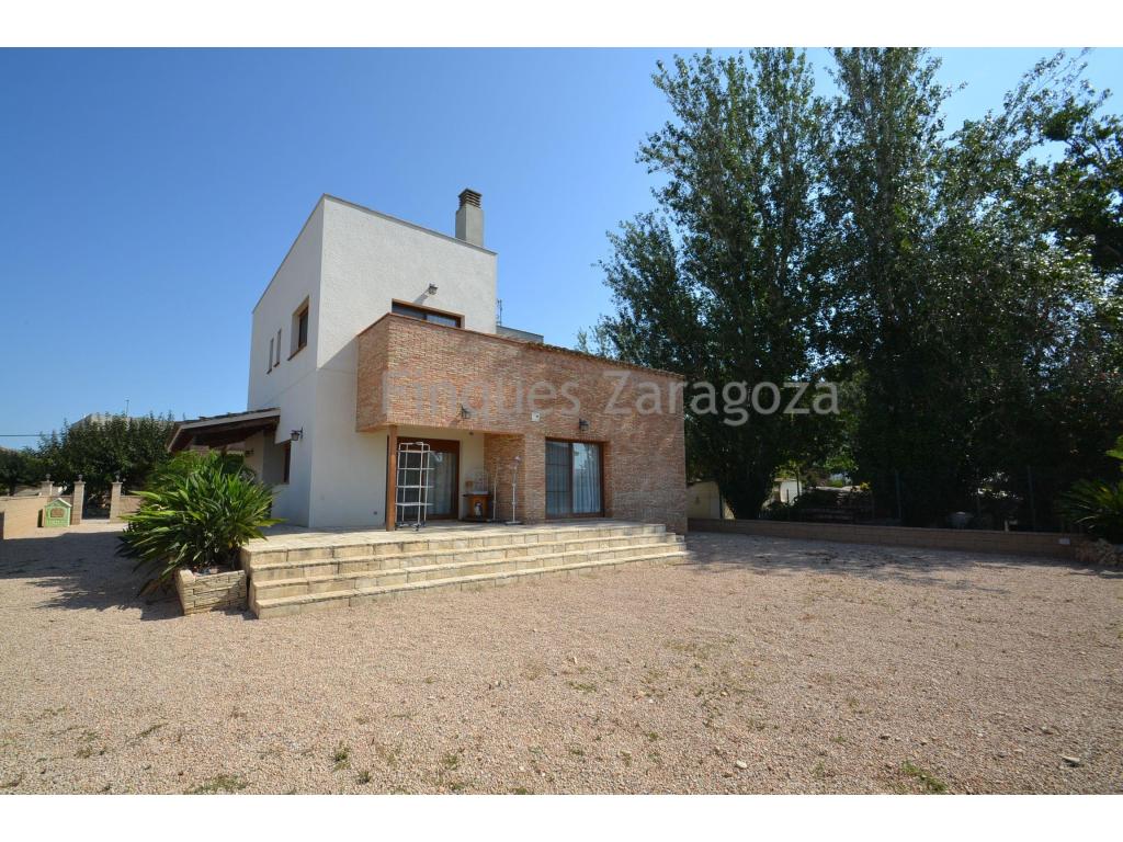 En venta gran casa en la tranquila zona de Jesús i Maria, en Deltebre. Esta encantadora vivienda ofrece 166 m² útiles en una parcela de 1.066 m², perfecta para quienes buscan espacio y comodidad.En la planta baja, encontrarás un amplio recibidor, cocina independiente, una acogedora sala de estar con chimenea y un distribuidor que da acceso a un baño completo, una habitación, y el acceso al garaje-lavadero de 24,75 m². La planta baja también cuenta con tres zonas de porche, ideales para disfrutar al aire libre.En la planta elevada, se accede a un distribuidor que conecta con un bonito estudio, un baño completo, dos habitaciones con salida a la terraza y una suite principal con baño privado, vestidor y también acceso directo a la terraza. Una casa con grandes espacios y excelentes acabados, lista para convertirse en tu nuevo hogar.